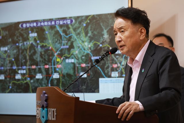 충청내륙고속화도로 개통 일정 설명하는 김영환 충북지사
