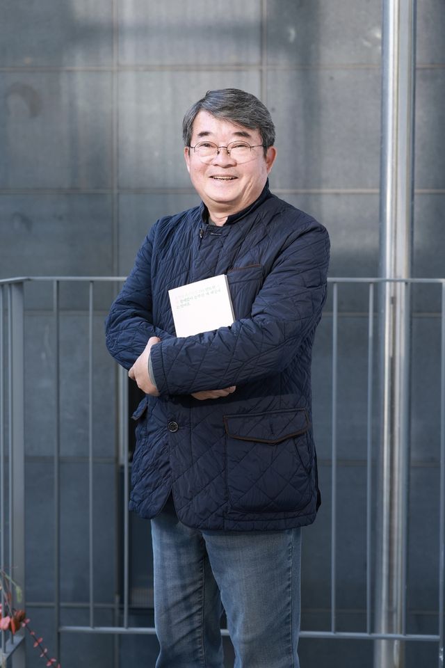 시집 '쓸데없이 눈부신 게 세상에는 있어요'와 안도현 시인