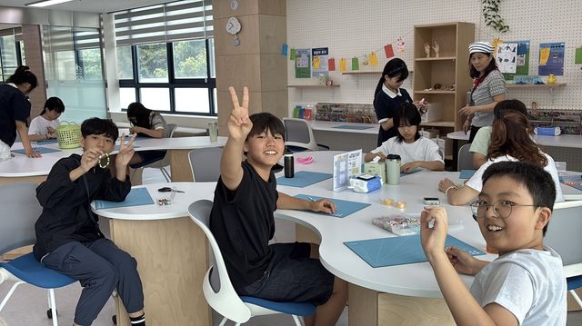 창작 프로그램 즐기는 학생들