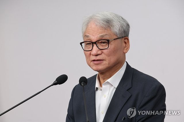 브리핑하는 여상원 윤리위원장