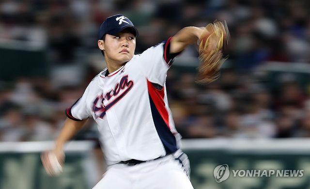 힘차게 공 던지는 선발투수 정우주