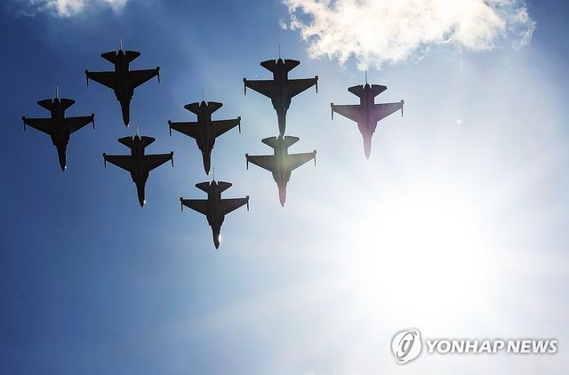 가을 하늘 수놓은 블랙이글스