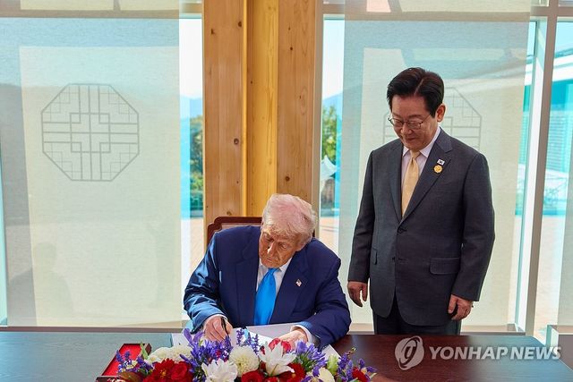 방명록 작성하는 트럼프 대통령