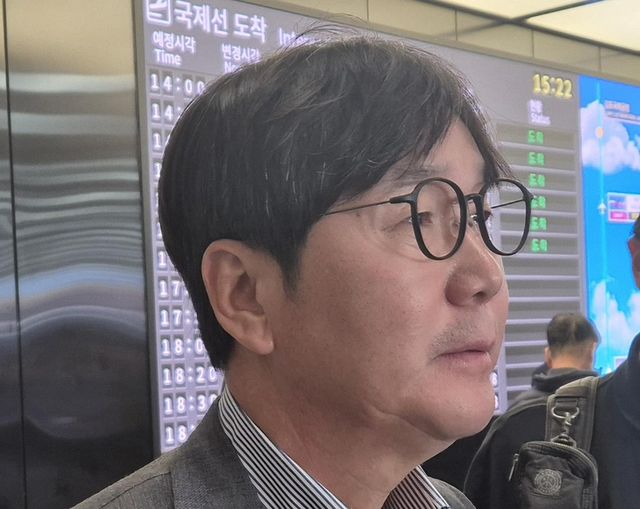 인터뷰하는 류지현 야구 대표팀 감독