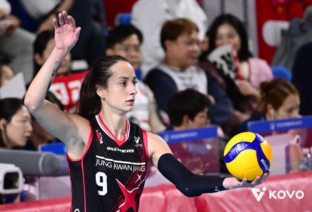 서브 준비하는 정관장의 외국인 선수 자네테