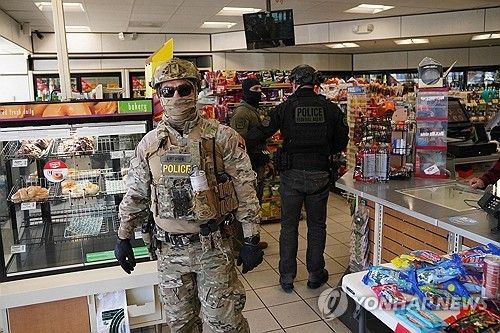 노스캐롤라이나 샬럿에서 불법 이민 단속을 벌이고 있는 요원들