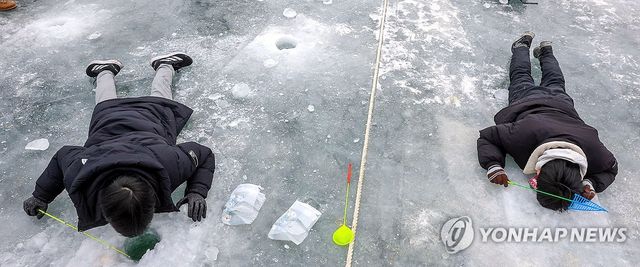 산천어 기다리는 관광객