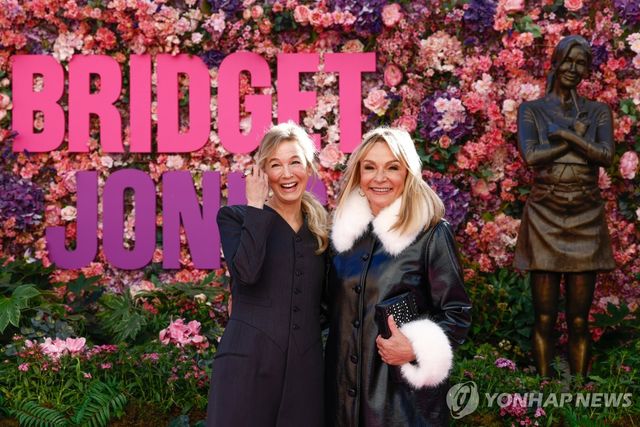 '브리짓 존스' 동상 앞에 선 배우 젤위거와 원작자 필딩