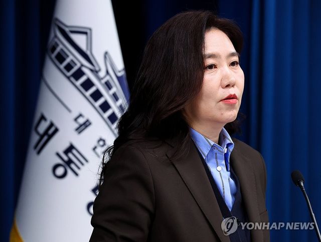 국무회의 결과 브리핑하는 강유정 대변인