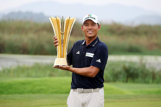 우승트로피 든 문도엽