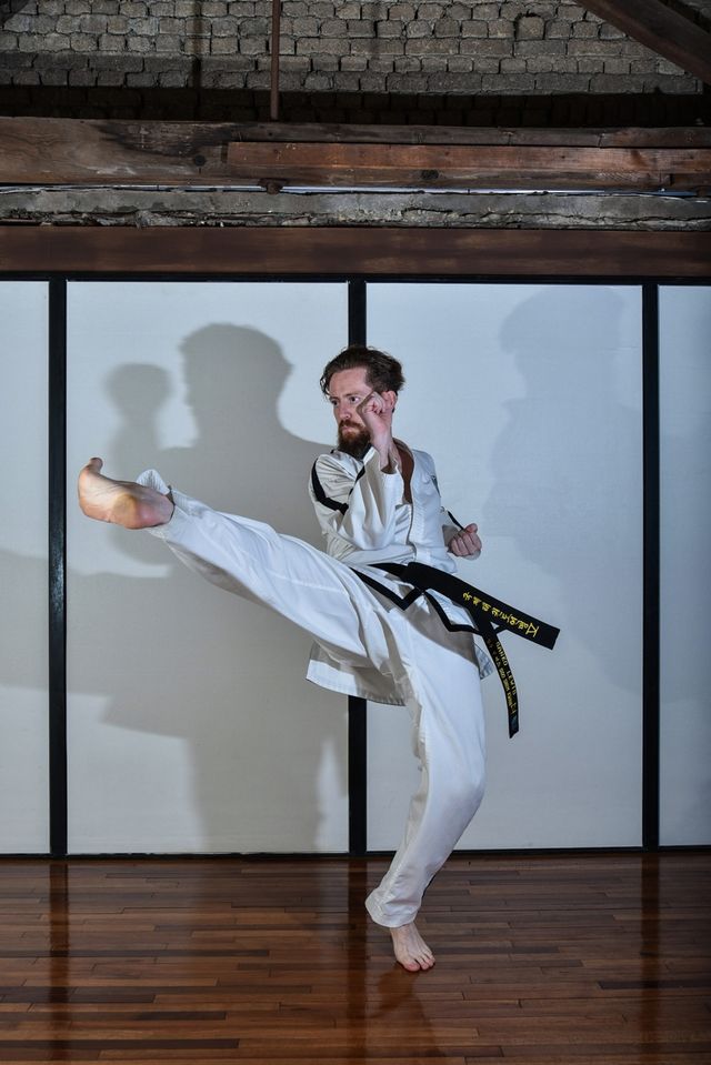 태권도 자세 취하는 남아공 출신 루이스 교수