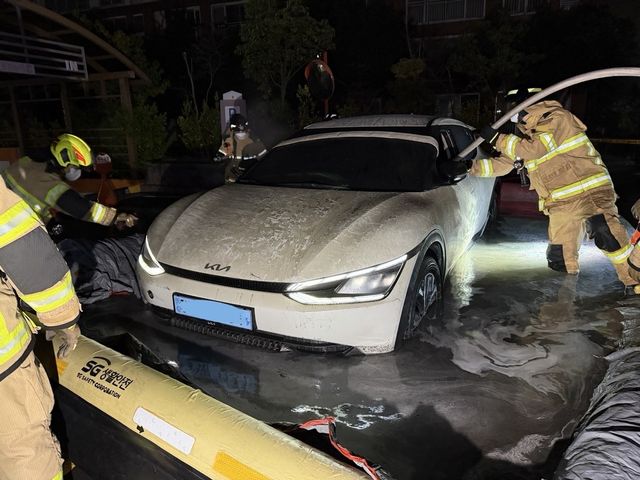 19일 새벽 제주 전기차 화재 진압하는 소방대원들