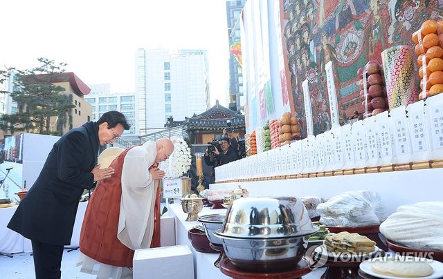 참배하는 김민석 총리와 진우스님