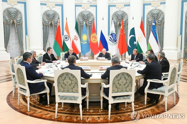 상하이 협력기구 회원국 정부 대표들과 회의하는 블라디미르 푸틴 러시아 대통령