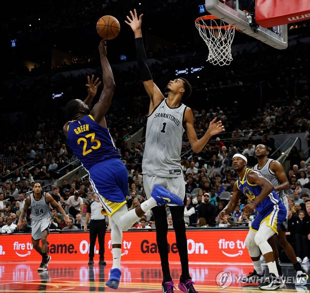 그린의 슛을 블록하는 웸반야마