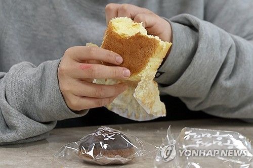 비정규직 파업일인 작년 12월 6일 경남 한 초등학생의 빵과 주스 점심