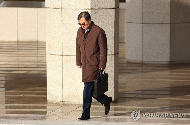 출국하는 조현 외교부 장관