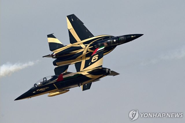 두바이 에어쇼 2025에서 시범 비행 중인 중국 L-15