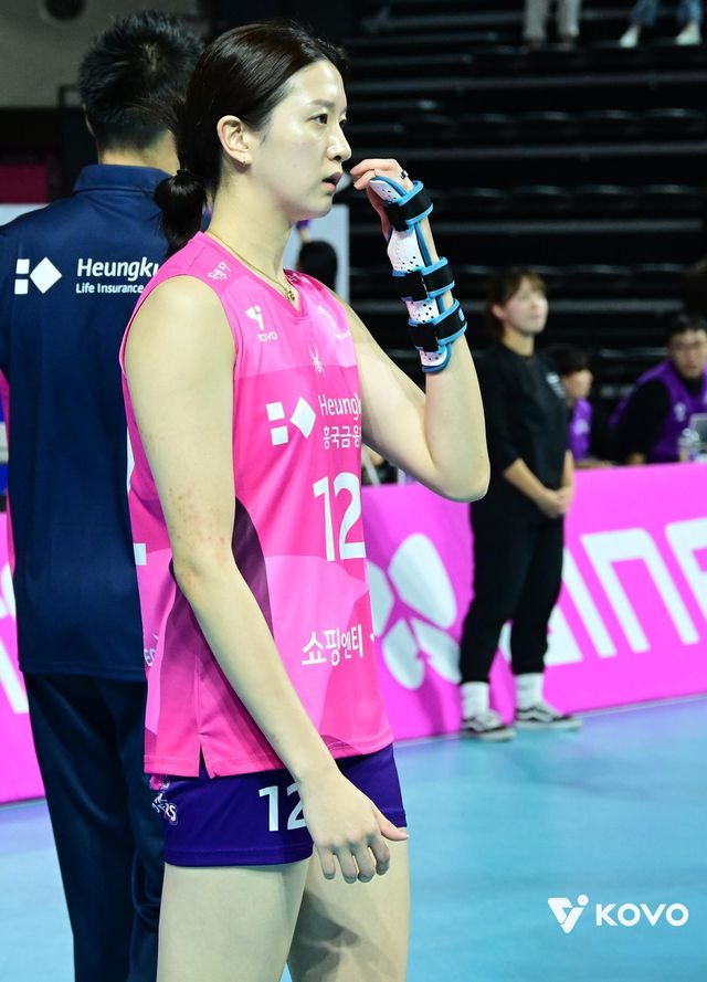 왼쪽 손가락을 다친 흥국생명의 이다현