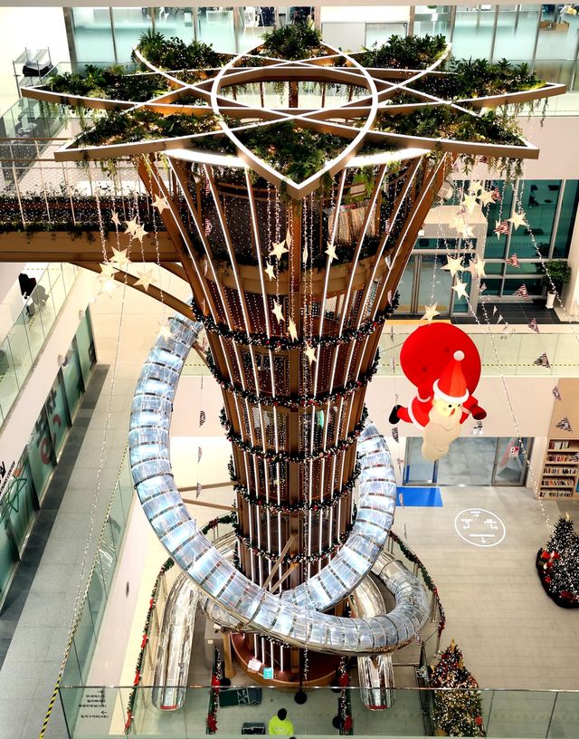 크리스마스트리로 변신한 '동작스타'