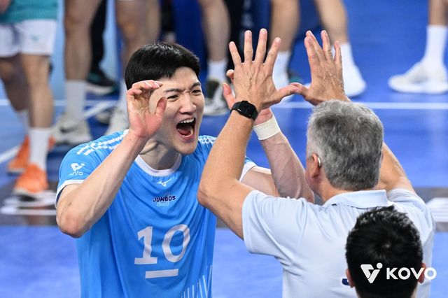 득점 후 헤난 감독과 하이파이브 하는 대한항공의 정지석(왼쪽)