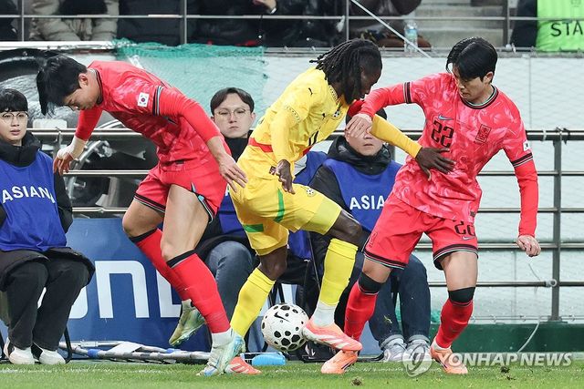 팀 압박 펼치는 오현규-설영우