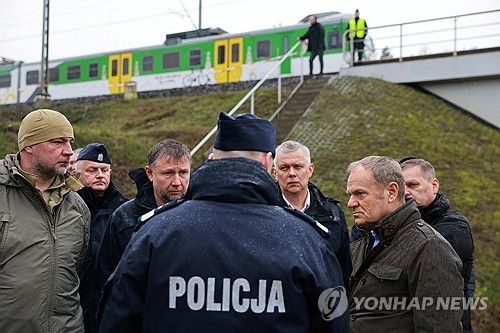 17일(현지시간) 철로 폭파 현장을 방문한 투스크 폴란드 총리(오른쪽) 