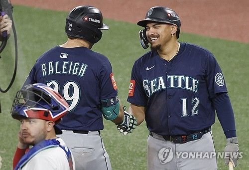 칼 롤리와 악수하는 조시 네일러(12번)