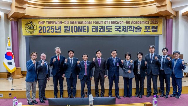 국회에서 열린 원(ONE) 태권도 국제학술포럼. 왼쪽에서 세 번째가 루이스 교수