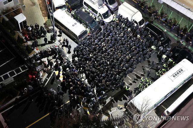 윤 대통령 2차 체포영장, 대치하는 공수처와 경호처