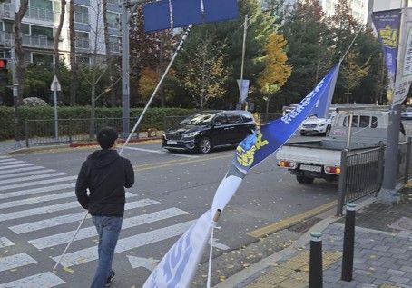 철거되는 더불어민주당 이광희 의원의 현수막