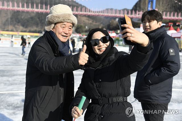 2025 축제 당시 동남아 관광객과 기념촬영을 하는 화천군수