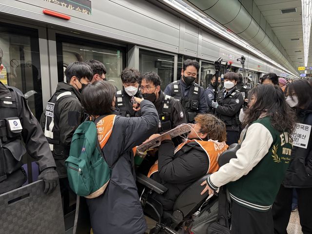 서울 지하철 5호선 광화문역에서 탑승 시위 중인 전장연 활동가들