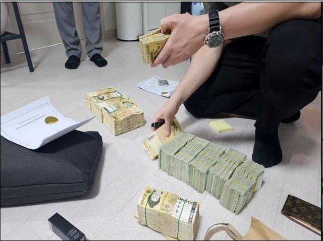 강남 한 호텔에서 압수한 현금다발