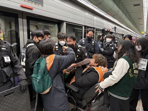 서울 지하철 5호선 광화문역에서 탑승 시위 중인 전장연 활동가들