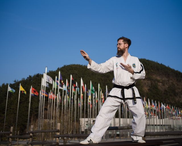 태권도 자세 취하는 남아공 출신 루이스 교수