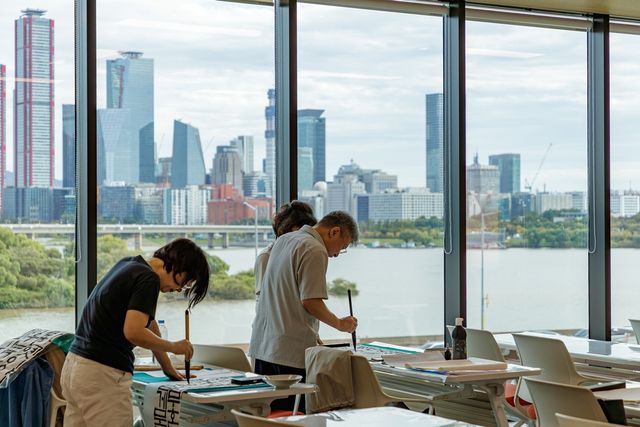 한강 조망이 장점인 마포365구민센터에서 서예 교육을 받는 주민들