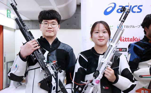 사격 혼성 은메달을 차지한 김우림과 정다인