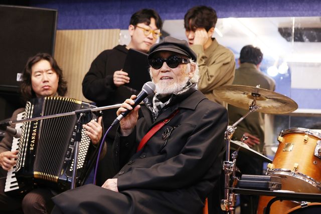 연습 중인 한국 1세대 남성 재즈 보컬리스트 김준