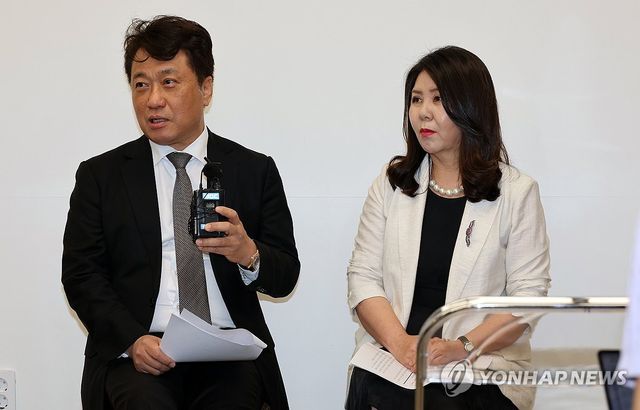 이왕준(왼쪽) 전주세계소리축제 조직위원장과 김희선 집행위원장