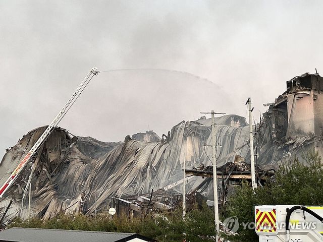 화재로 건물 붕괴된 천안 이랜드패션 물류센터
