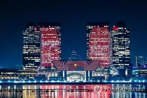 국빈 방문 환영 조명으로 빛나는 UAE ADGM 건물