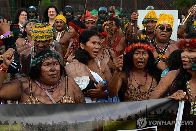 지난 14일(현지시간) COP30 행사장 주변서 시위하는 아마존 원주민 