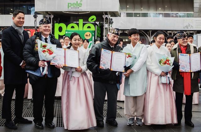 6·25전쟁 참전용사들에게 선물 전달하는 어린이합창단