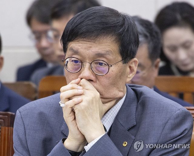종합 국정감사 출석해 생각에 잠긴 이창용 한국은행 총재