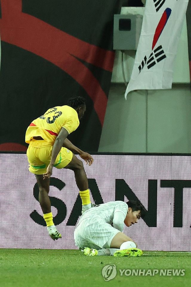 안전하게 공 지켜내는 송범근