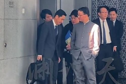 류진쑹 중국 외교부 국장(우), 가나이 마사아키 일본 외무성 국장(좌)