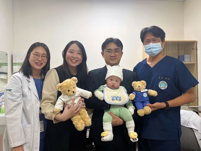 초응급 산모, 제왕절개·간 이식으로 24일만에 아이 첫 만남