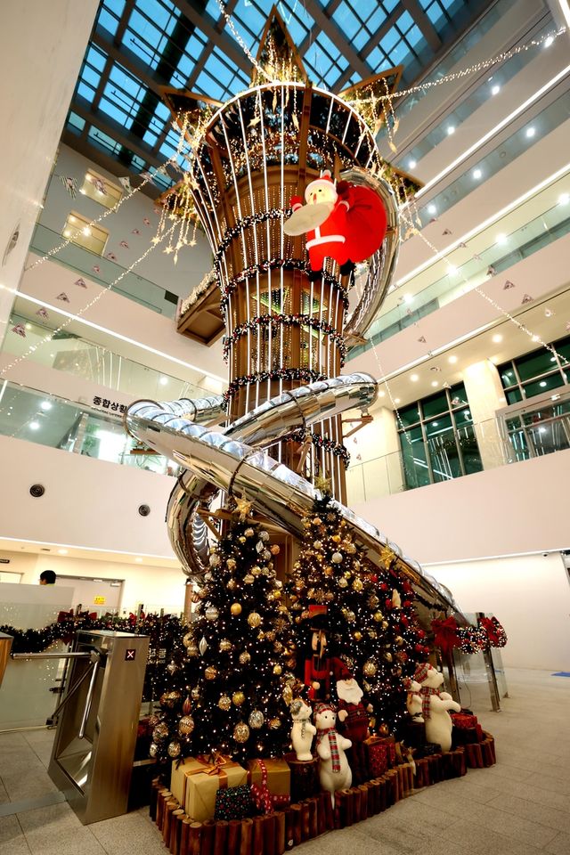 크리스마스트리로 변신한 '동작스타'