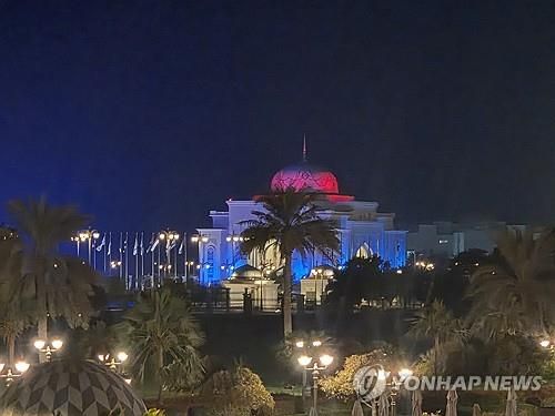 국빈 방문 환영 조명으로 빛나는 UAE 대통령궁